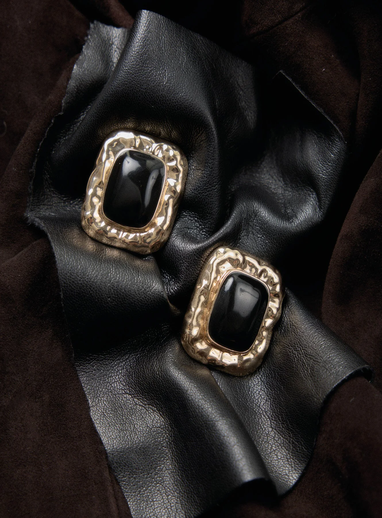 Mottled Gold Black Earrings - Image 5