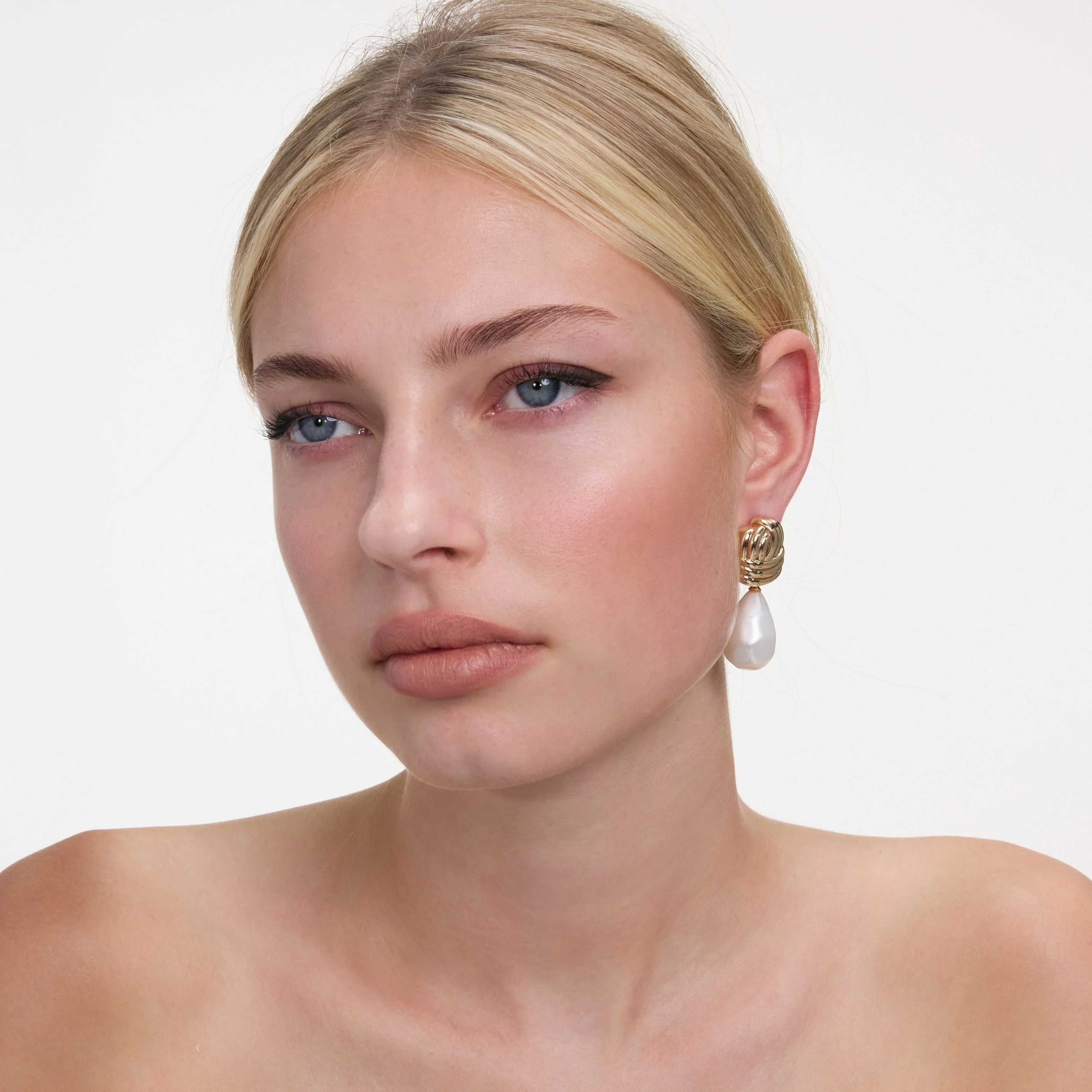 Gold Knot Pearl Earrings - Image 4