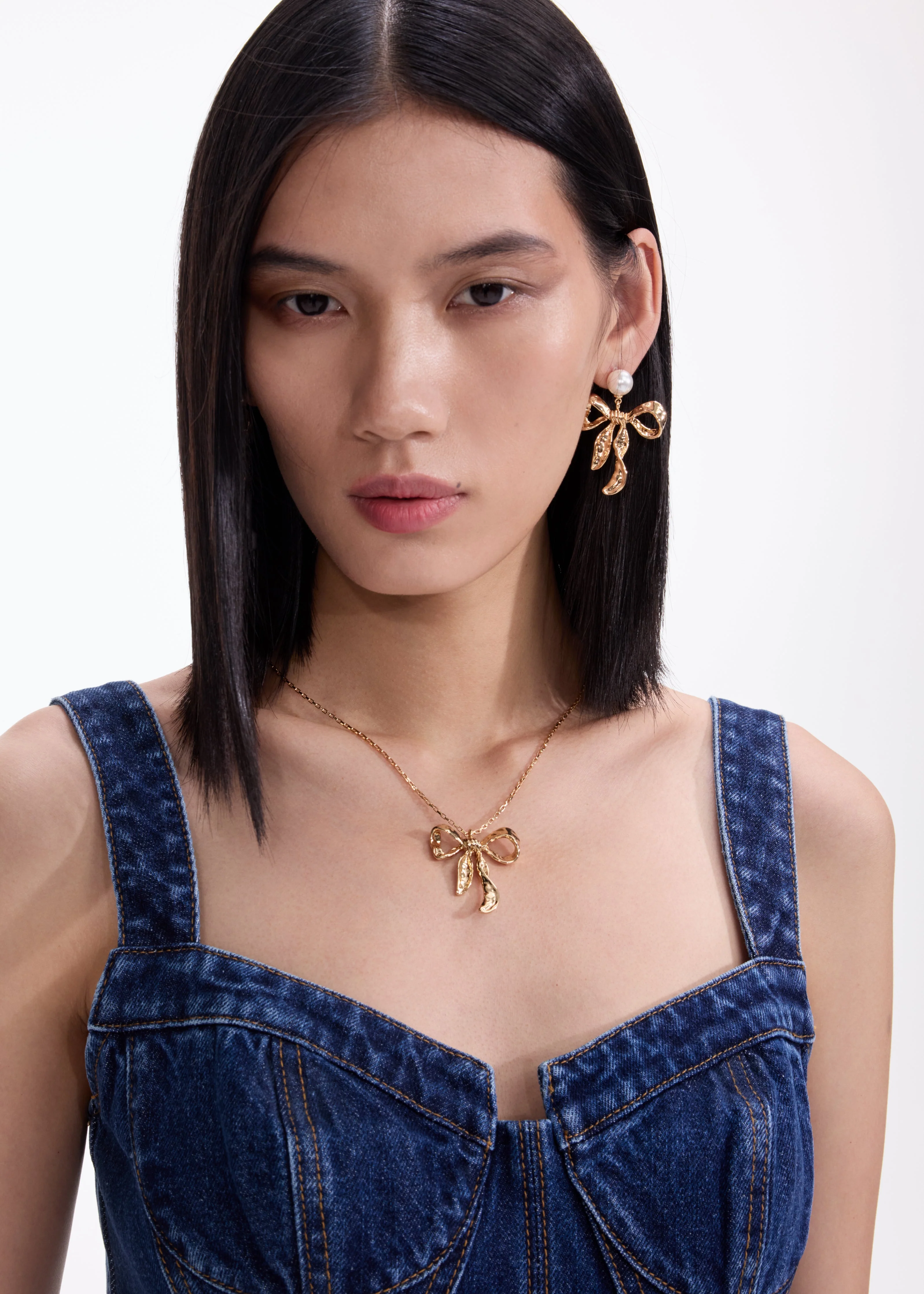 Mottled Gold Bow Pendant Necklace - Image 2
